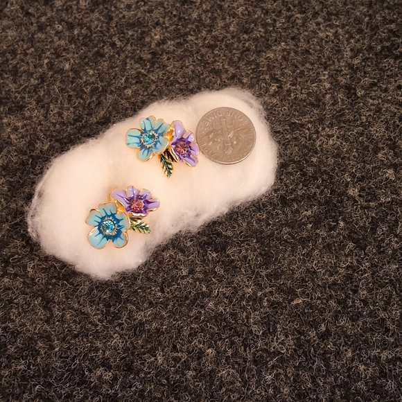 💥SALE💥NEW Purple & Blue Stud Flower Earrings - Picture 2 of 4